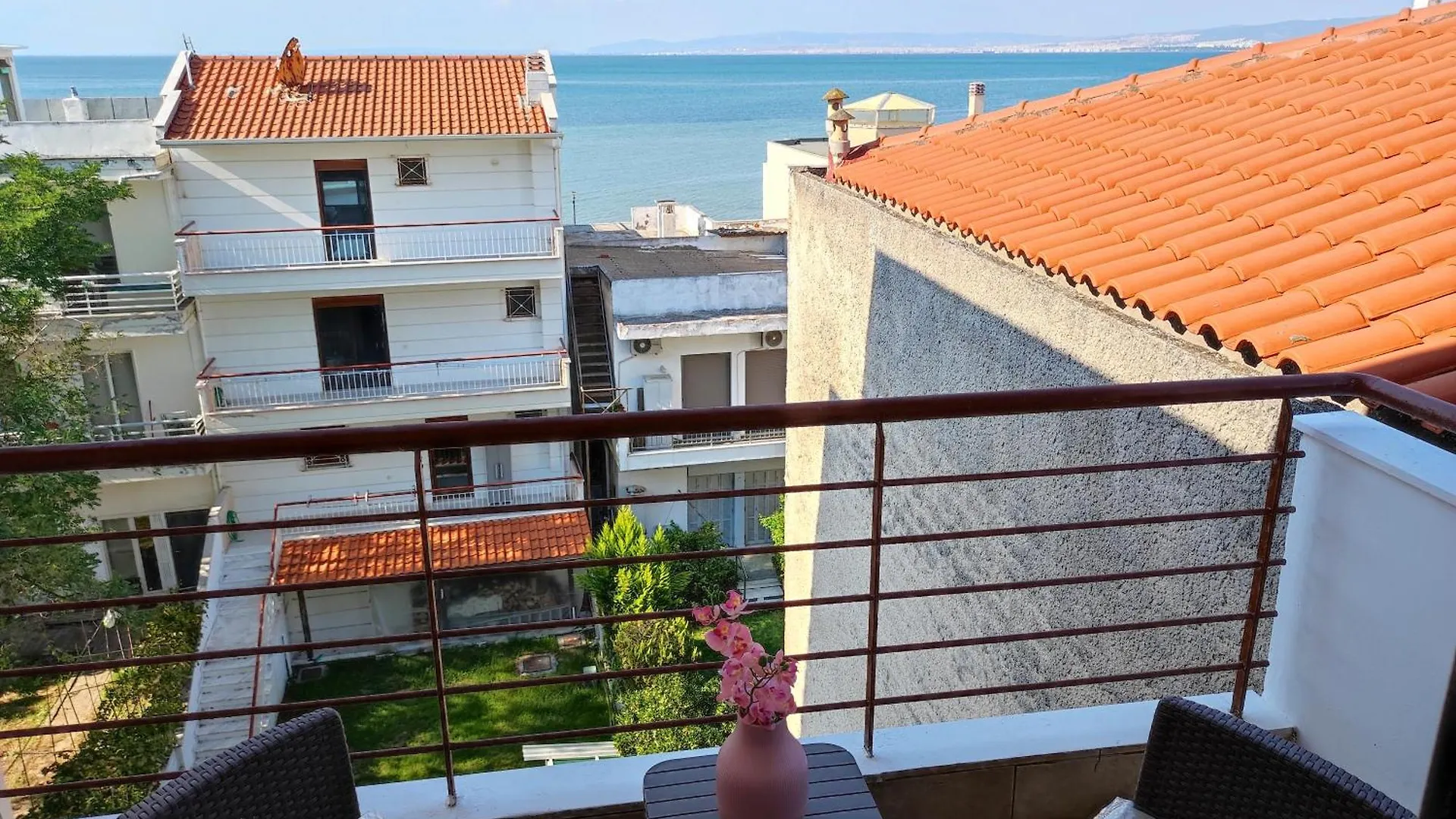 Sea Breeze II Apartment Peraía
